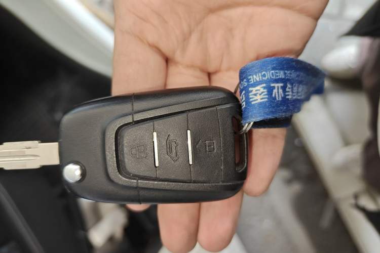 Used SAIC MAXUS Xintu V80 2021 2.0T AMT Classic Aoyuntong Short Wheelbase Mid-Roof 5/6-Seater
