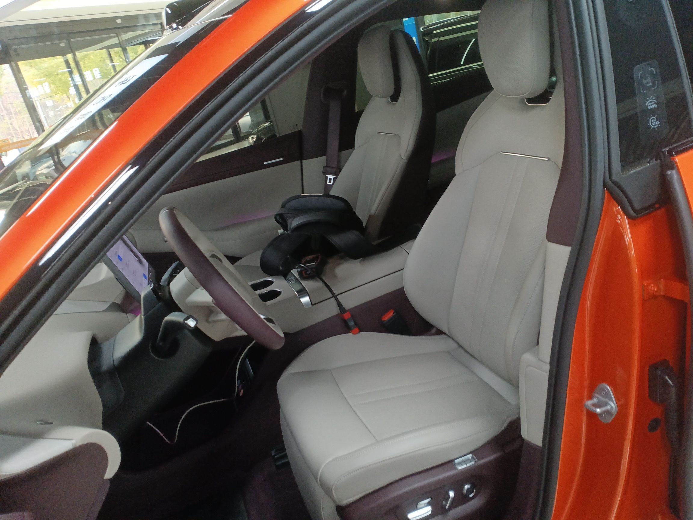 Переднее сиденье в автомобиле