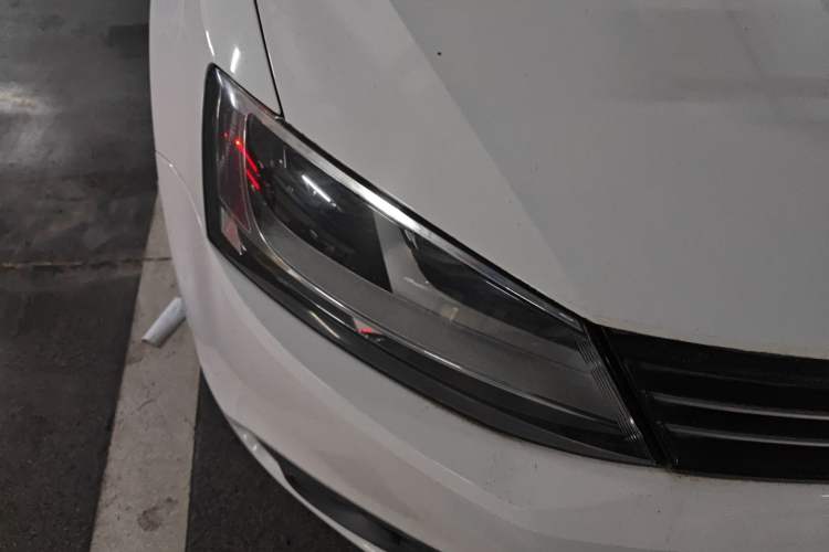 Used Volkswagen Sagitar 2012 1.6L Manual Fashion Edition Right Front Headlight