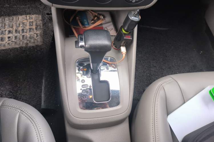 Used Volkswagen Bora 2012 1.6L Automatic Fashion Edition Gear Lever