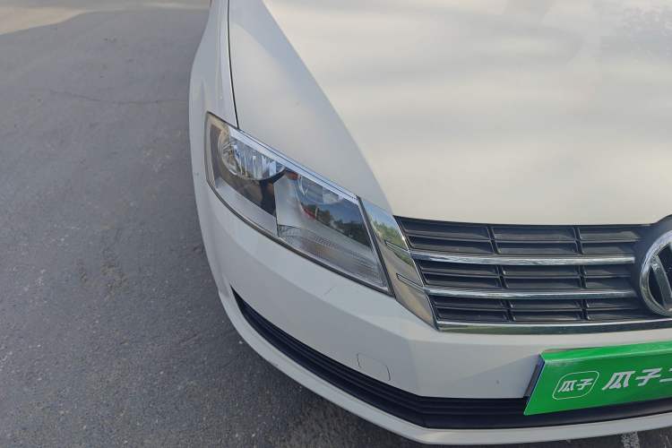 Used Volkswagen Lavida 2013 Revised Classic 1.6L Manual Fashion Edition Right Front Headlight