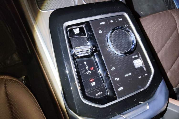 Used BMW 7 Series 2023 735Li M Sport Package Gear Lever