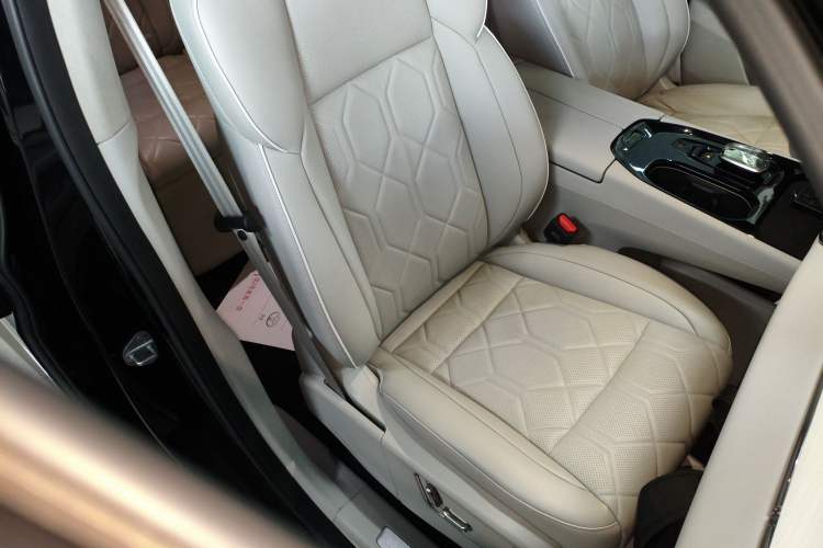 Used Volvo EM90 2025 Ultra Six-Seater Right Front Seat