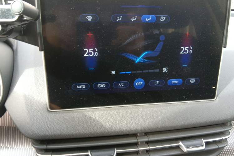 Used Hongqi E-QM5 2023 Revised Version Basic Travel Edition Audio And AC Panel