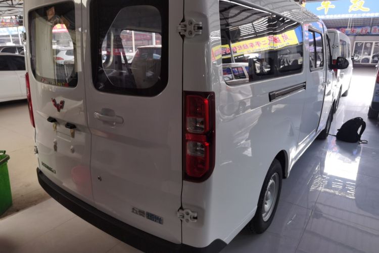 Used Wuling Yangguang 2024 300KM Comfort Version Passenger Van 75kW Rear Right 45 Deg