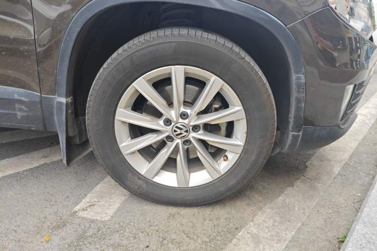 Used Volkswagen Tiguan 2016 280TSI Automatic Two-Wheel Drive Silk Road Comfort Edition Right Front Wheel Hub