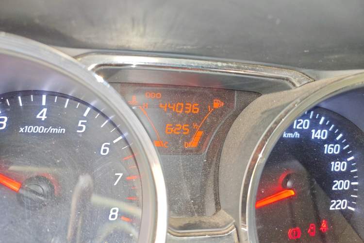 Used Nissan Livina 2013 1.6XE Manual Comfort Edition Odometer Close Up