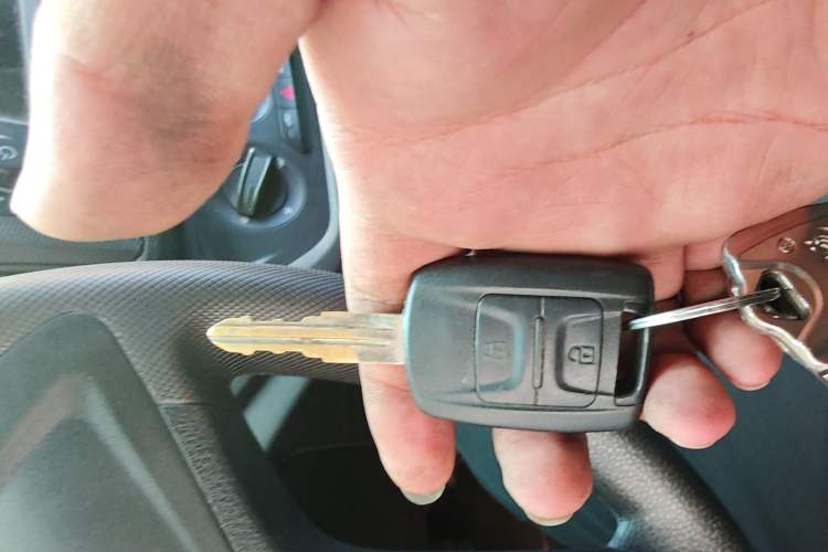 Used Wuling Hongguang V 2022 1.5L Jingqu Edition Enclosed-Window Vehicle with Hydraulic Power Steering LAR Vehicle Key