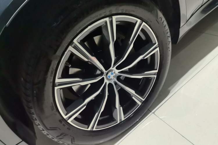 Used BMW X5 2022 xDrive40i M Sport Package Left Front Wheel Hub