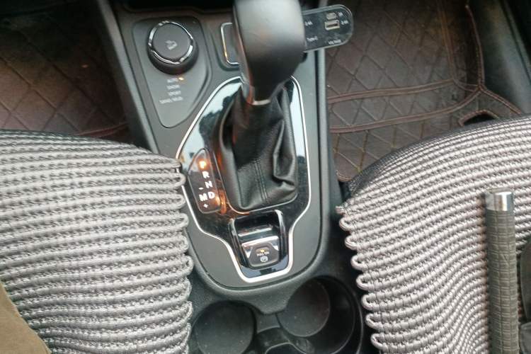 Used Jeep Cherokee 2019 2.0T Four-Wheel Drive Explorer Edition China VI Emission Standard