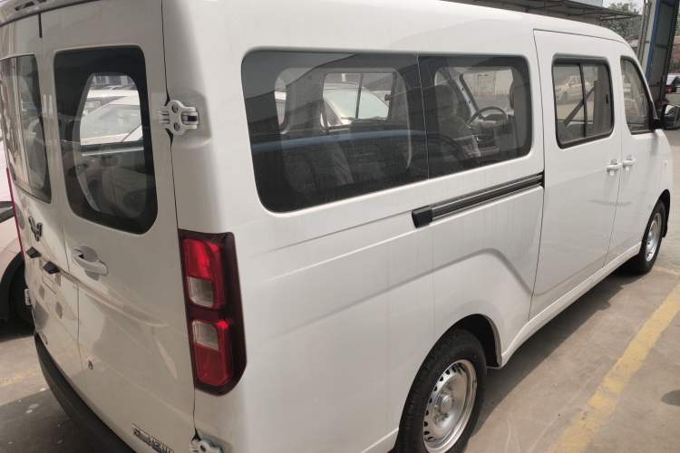 Used Wuling Yangguang 2024 300KM Comfort Version Passenger Van 75kW