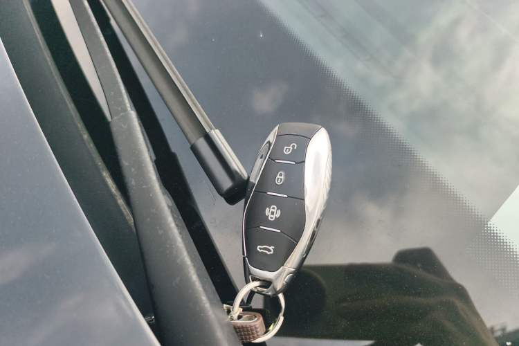 Used Hongqi HS3 2023 1.5T Two-Wheel Drive Shanwei Edition Vehicle Key