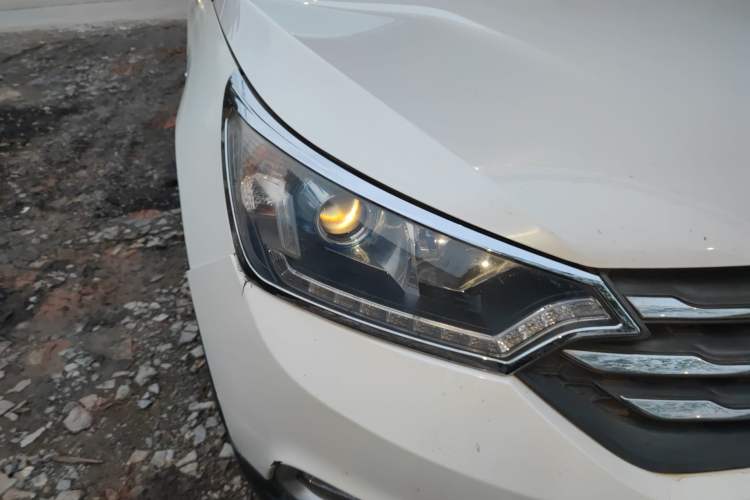 Used Dongfeng Aeolus AX7 2015 2.0L Manual Zhiyi Trim
