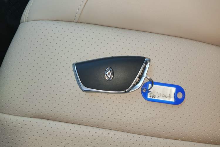 Used SAIC MAXUS Xintu V70 2025 2.0T Automatic Long Wheelbase Low-Roof Luxury 7-Seater
