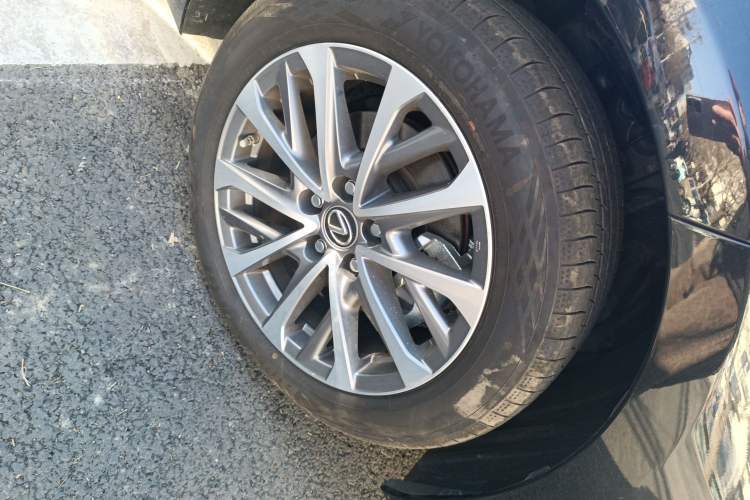 Used Lexus ES 2024 200 Premium Edition Right Front Wheel Hub