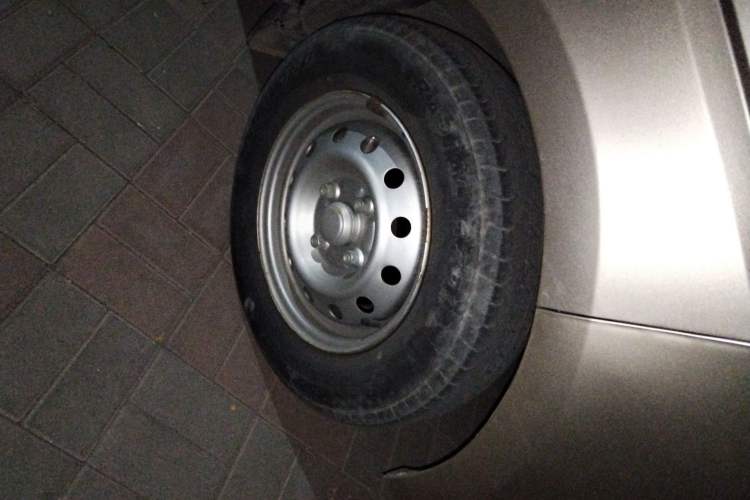 Used Wuling Rongguang V 2018 1.5L Practical Version Right Front Wheel Hub