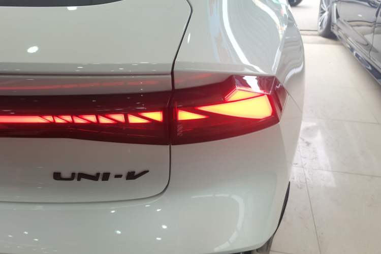 Used CHANGAN UNI-V 2023 2.0T Sport Edition Exterior 3