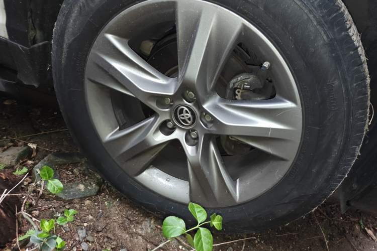 Used Toyota Highlander 2018 2.0T Two-Wheel-Drive Luxury Edition 7 Seats Emission Standard China V Right Front Wheel Hub