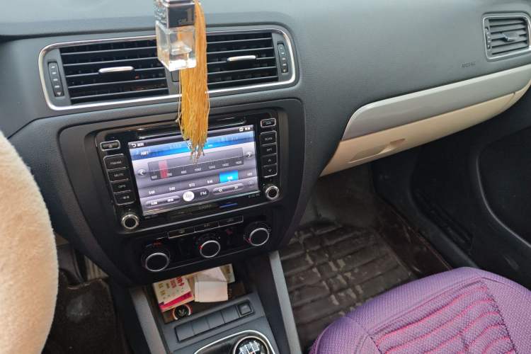 Used Volkswagen Sagitar 2012 1.6L Manual Comfort Model Audio And AC Panel