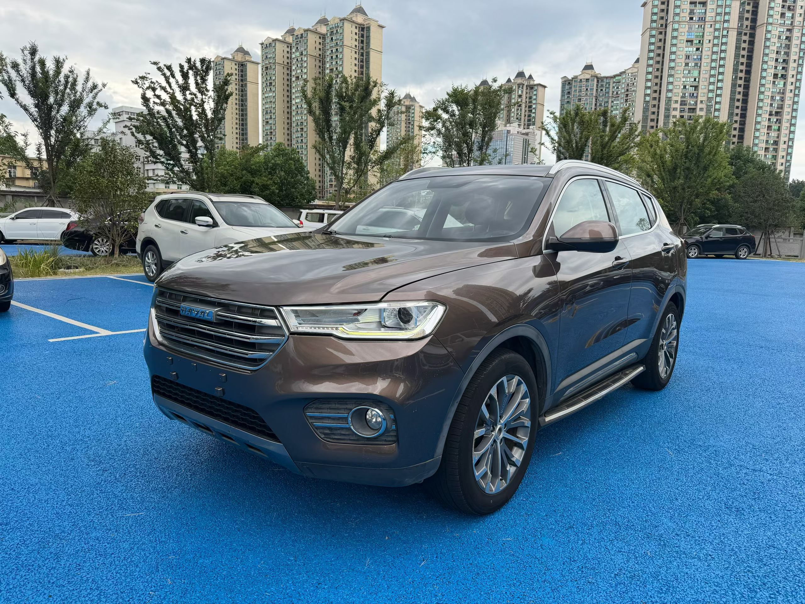 Под передней частью автомобиля