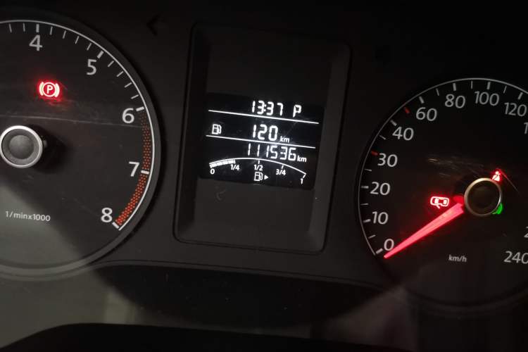 Used Volkswagen Sagitar 2014 1.6L Automatic Fashion Model Odometer Close Up