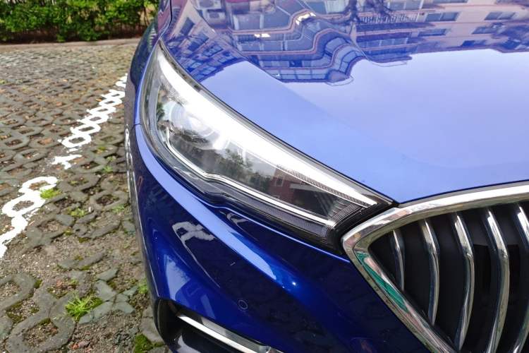 Used Hongqi H5 2022 Classic Model 1.8T Automatic Smart Connect Flagship Edition Right Front Headlight