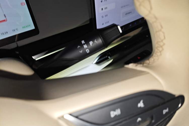 Used VOYAH Dream 2025 PHEV Four-Wheel Drive Excellence Kunpeng Edition
