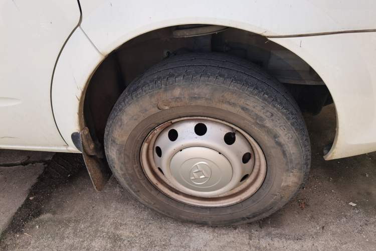 Used SAIC MAXUS Xintu V80 2017 2.5T AMT Aoyuntong China IV Short Wheelbase Mid-Roof 5/6/10-Seater
