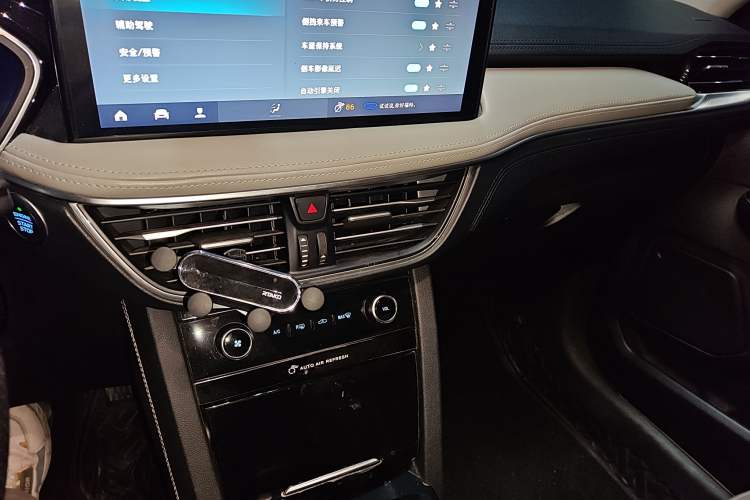 Used Ford Escape 2020 EcoBoost 245 Four-Wheel Drive Luxury Edition Audio And AC Panel