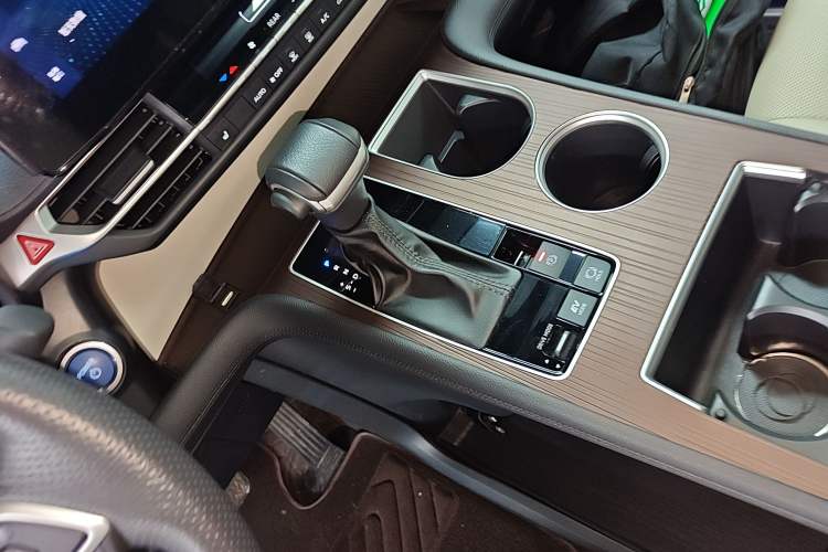 Used Toyota Granvia 2023 2.5L Hybrid Prestige PLUS Edition