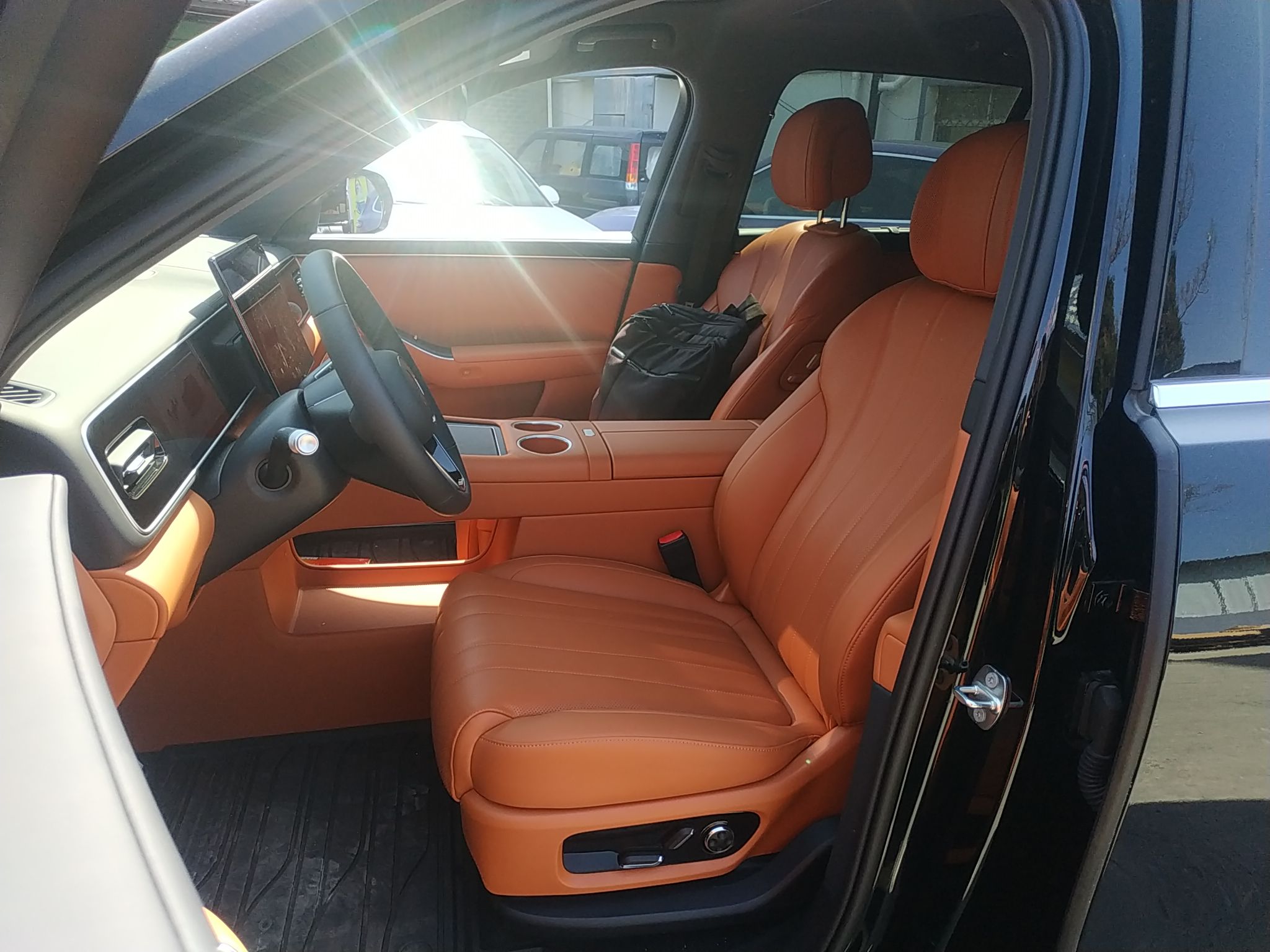 المقاعد الأمامية داخل السيارة