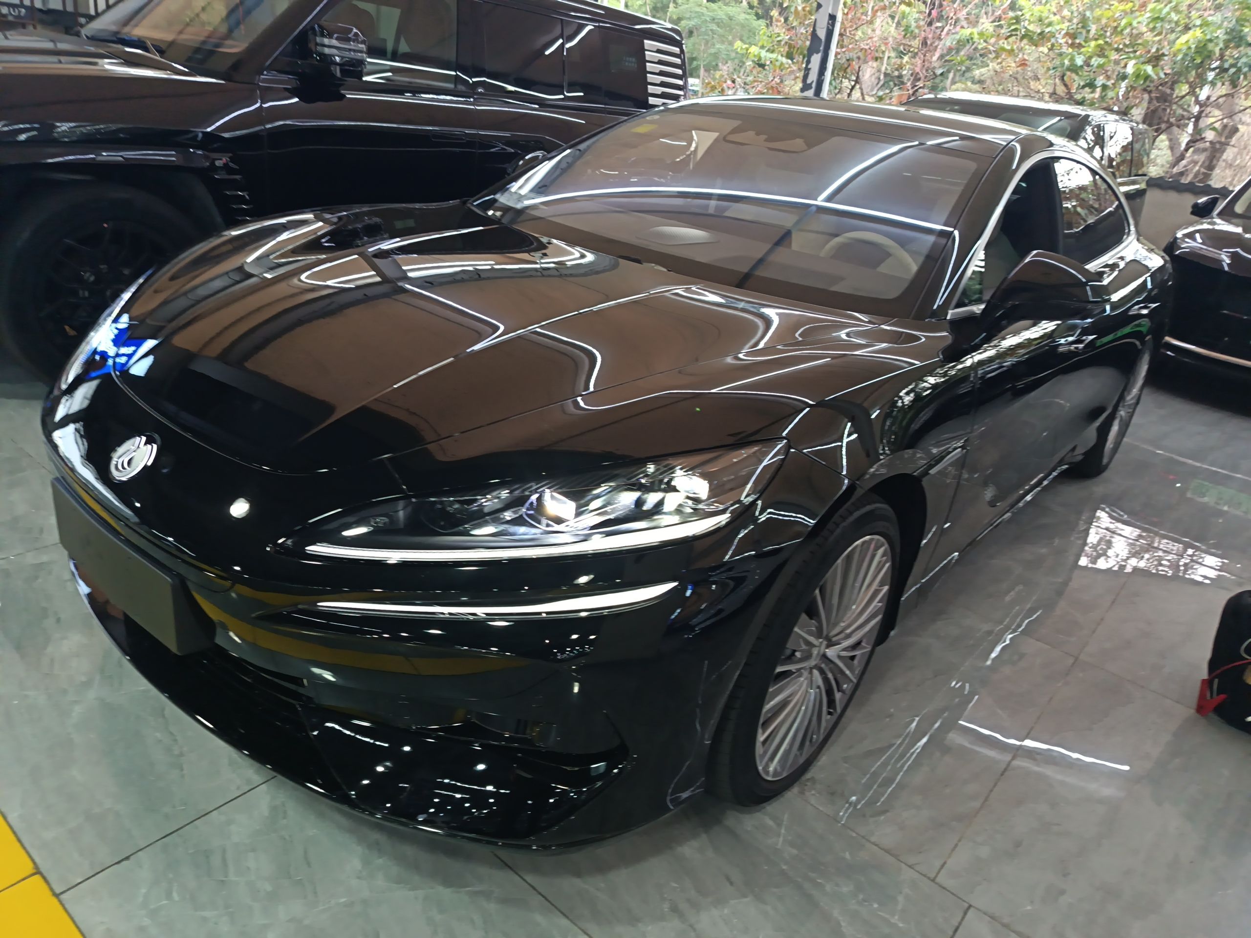 تحت مقدمة السيارة