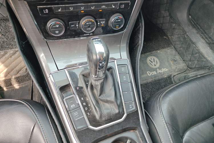 Used Volkswagen Passat 2016 330TSI DSG Luxury Edition Gear Lever