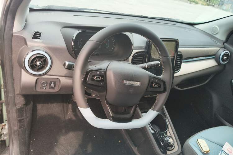 Used Chery Little Ant 2022 Restyled Version Sweet Pink Edition Low-Sugar Version Lithium Iron Phosphate Battery 30.7 kWh 30 kW 301 km Center Console