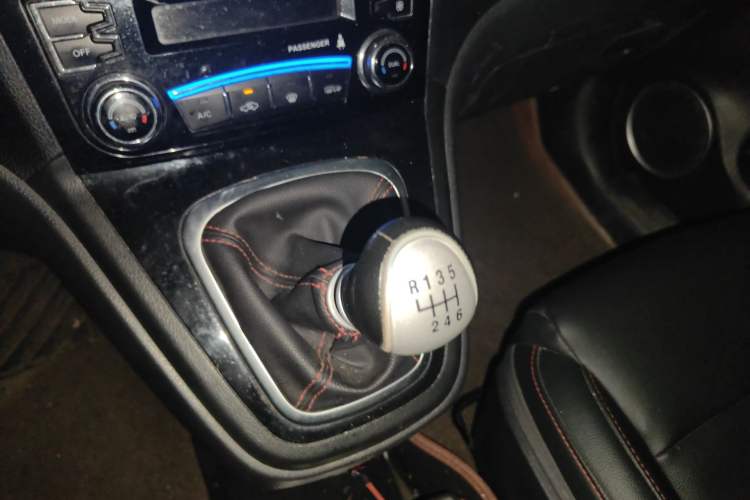 Used Haval H6 2017 Classic Edition 1.5T Manual Two-Wheel Drive Elite Model Gear Lever