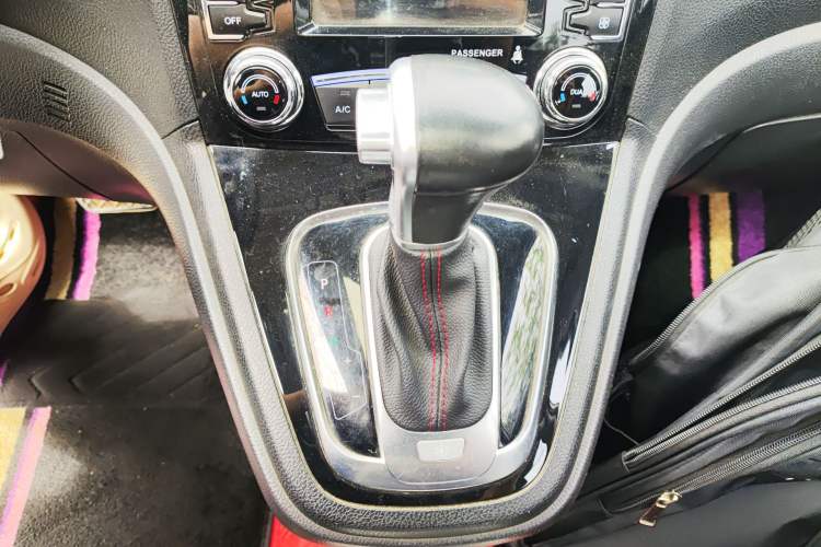 Used Haval H6 2016 Upgraded Model 1.5T Automatic Two-Wheel Drive Elite Version Gear Lever