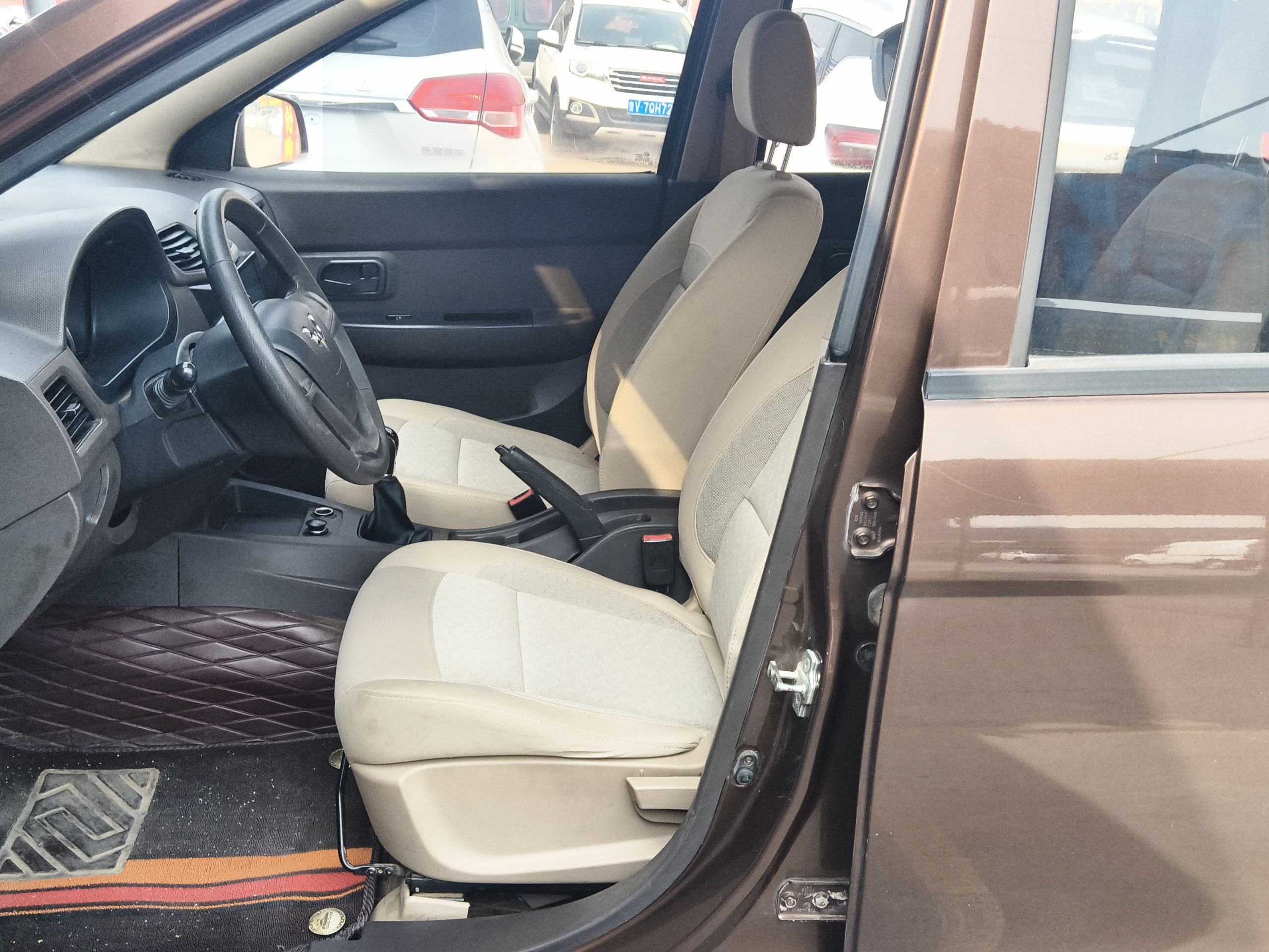 Переднее сиденье в автомобиле