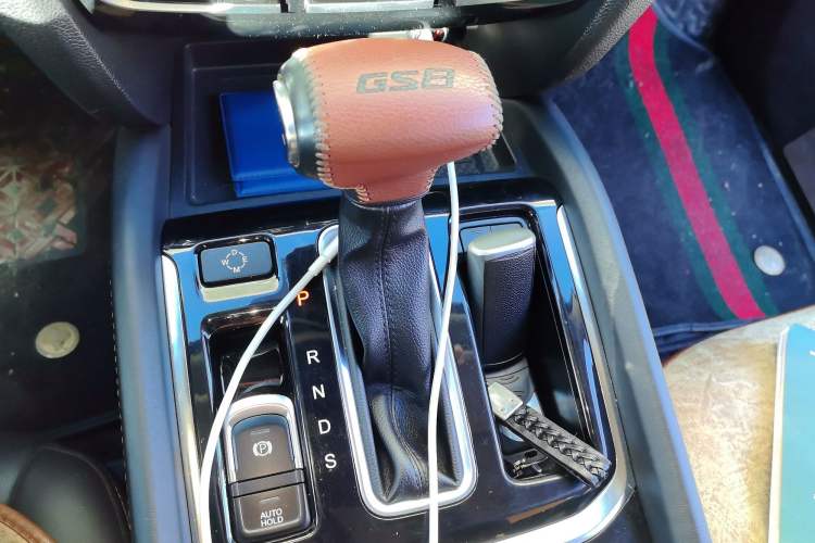 Used GAC Trumpchi GS8 2017 320T Two-Wheel Drive Luxury Smart Connectivity Version (7 Seats) Gear Lever