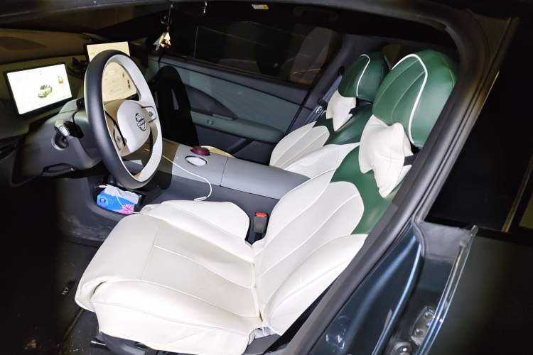 Used Nissan N7 2025 625 Max Left Front Seat