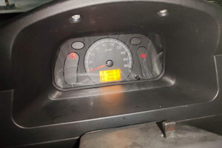Used Wuling Zhiguang 2015 1.2L Practical LS-I Model Odometer Close Up