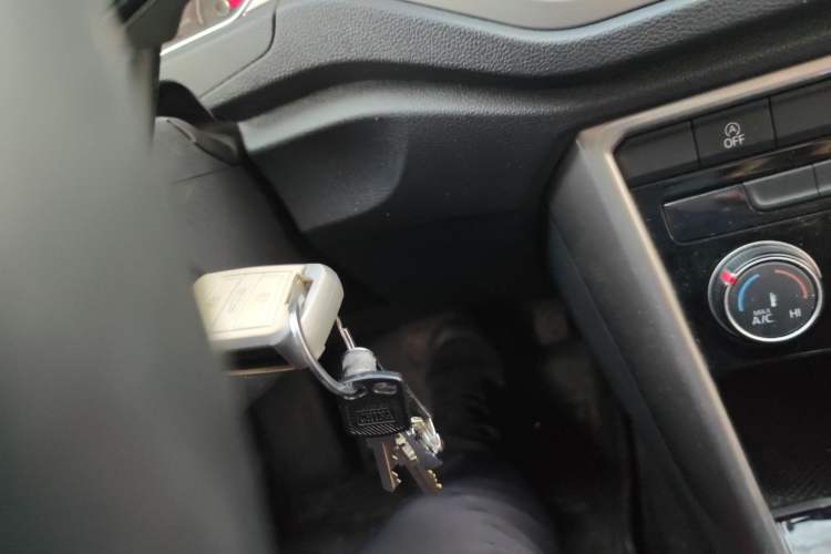 Used Volkswagen T-ROC 2018 230TSI DSG Two-Wheel Drive Advanced Version China V Standard Vehicle Key