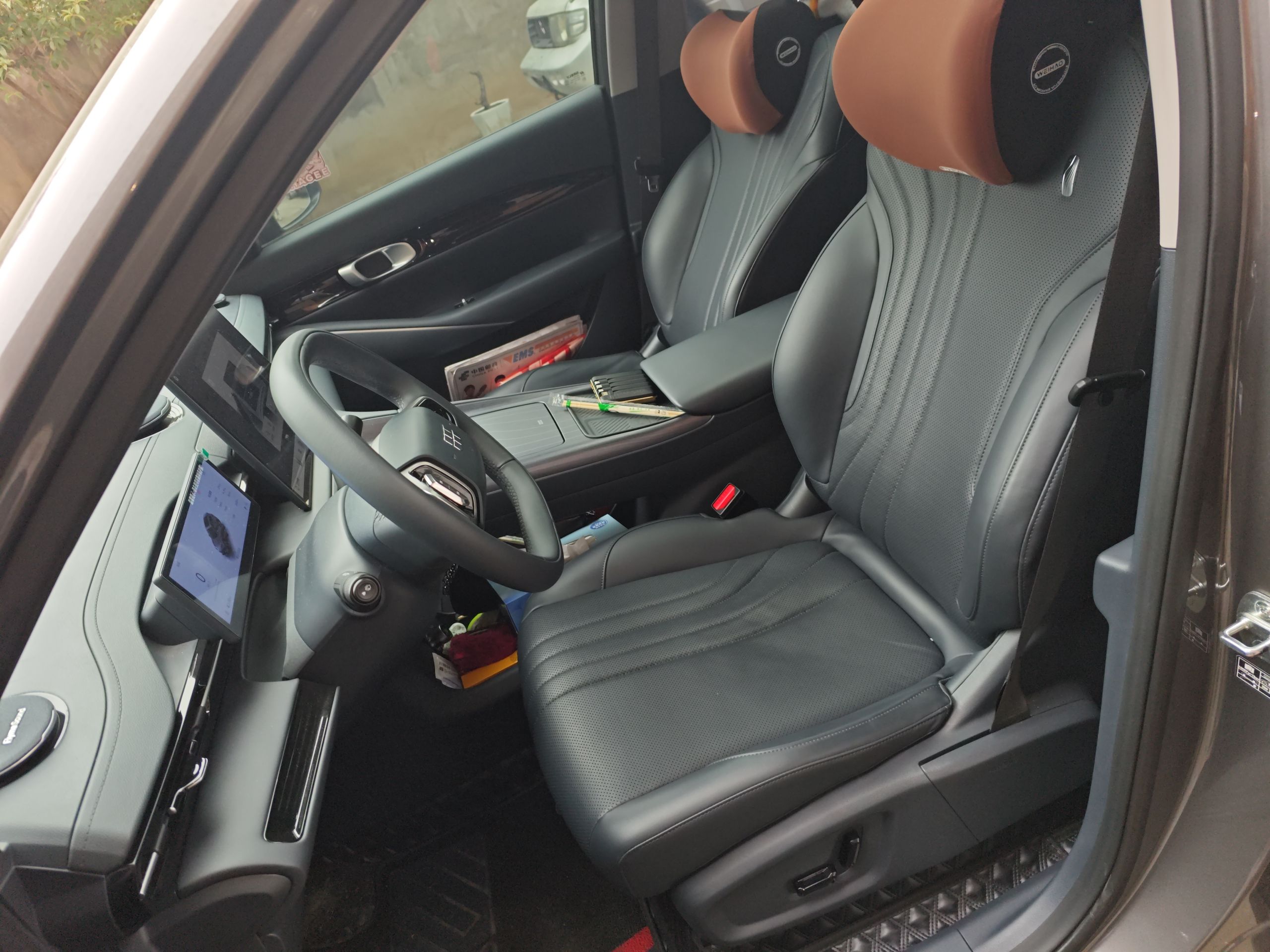 المقاعد الأمامية داخل السيارة