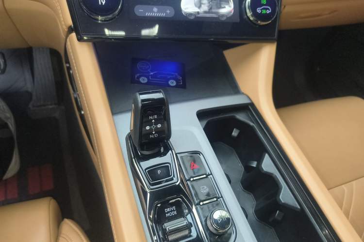 Used Lynk & Co 09 2021 2.0T Halo Seven-Seater
