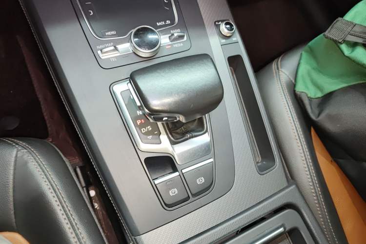 Used Audi Q5L 2018 40 TFSI Prestige Fashion Edition China VI Gear Lever