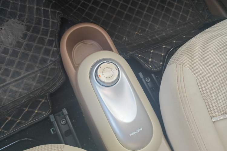 Used Wuling Hongguang MINIEV 2025 Four-Door Version Premium Edition Gear Lever