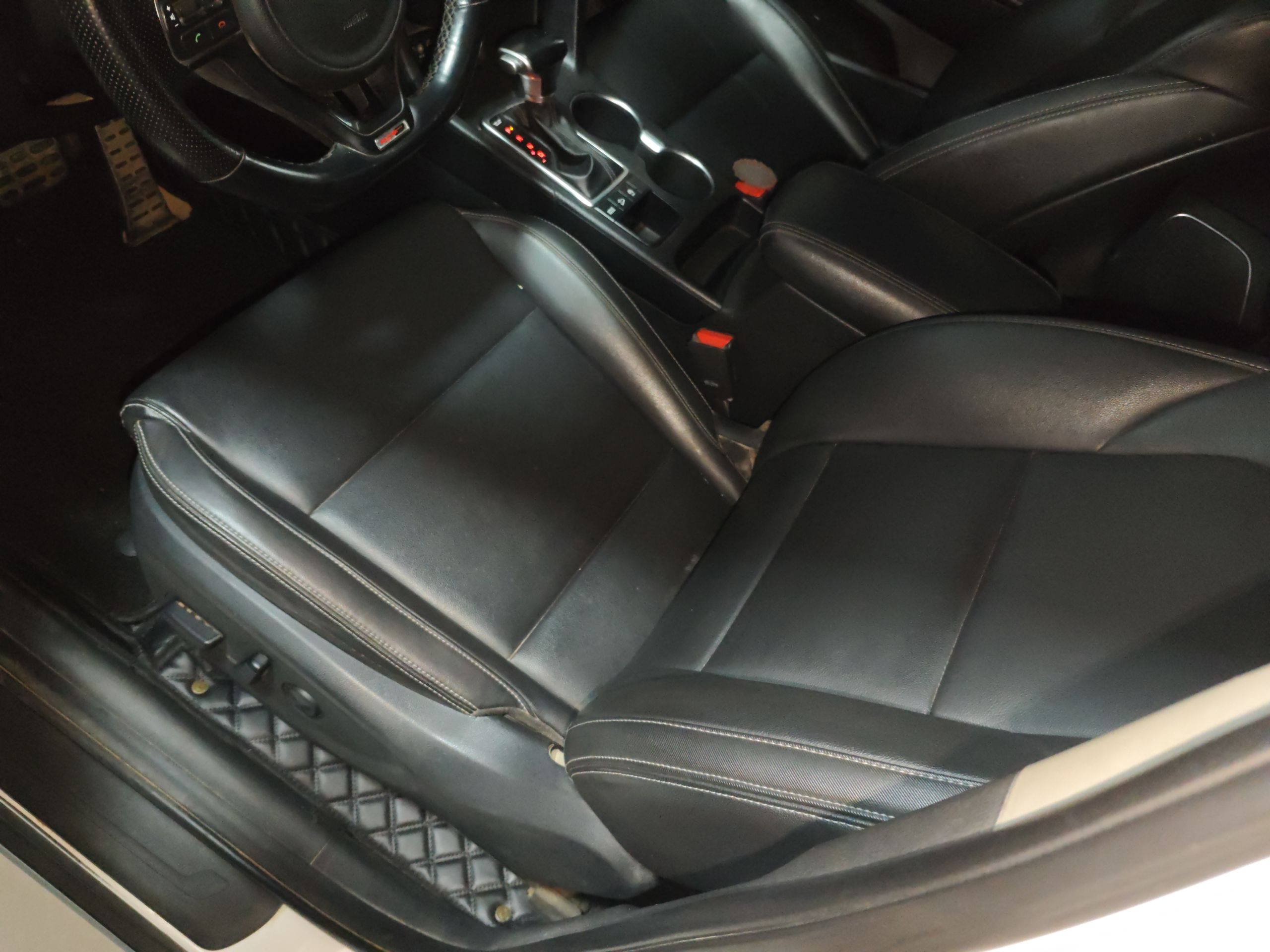 Переднее сиденье в автомобиле