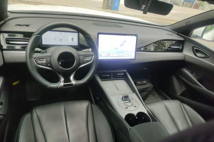Used BYD Seal 06 New Energy 2025 DM-i Smart Drive 120KM Deluxe Model Center Console