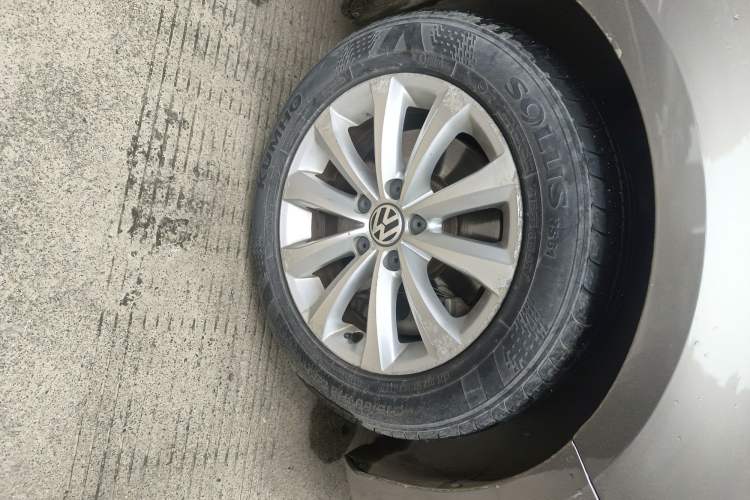 Used Volkswagen Magotan 2012 Revised Version 1.8TSI Leading Edition Right Front Wheel Hub