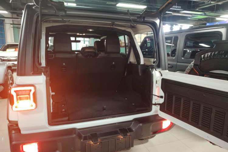 Used Jeep Wrangler 2019 2.0T Sahara Four-Door Version China VI Emission Standard