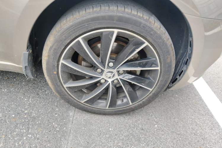 Used Skoda Octavia 2018 TSI280 DSG Luxury Edition Right Front Wheel Hub